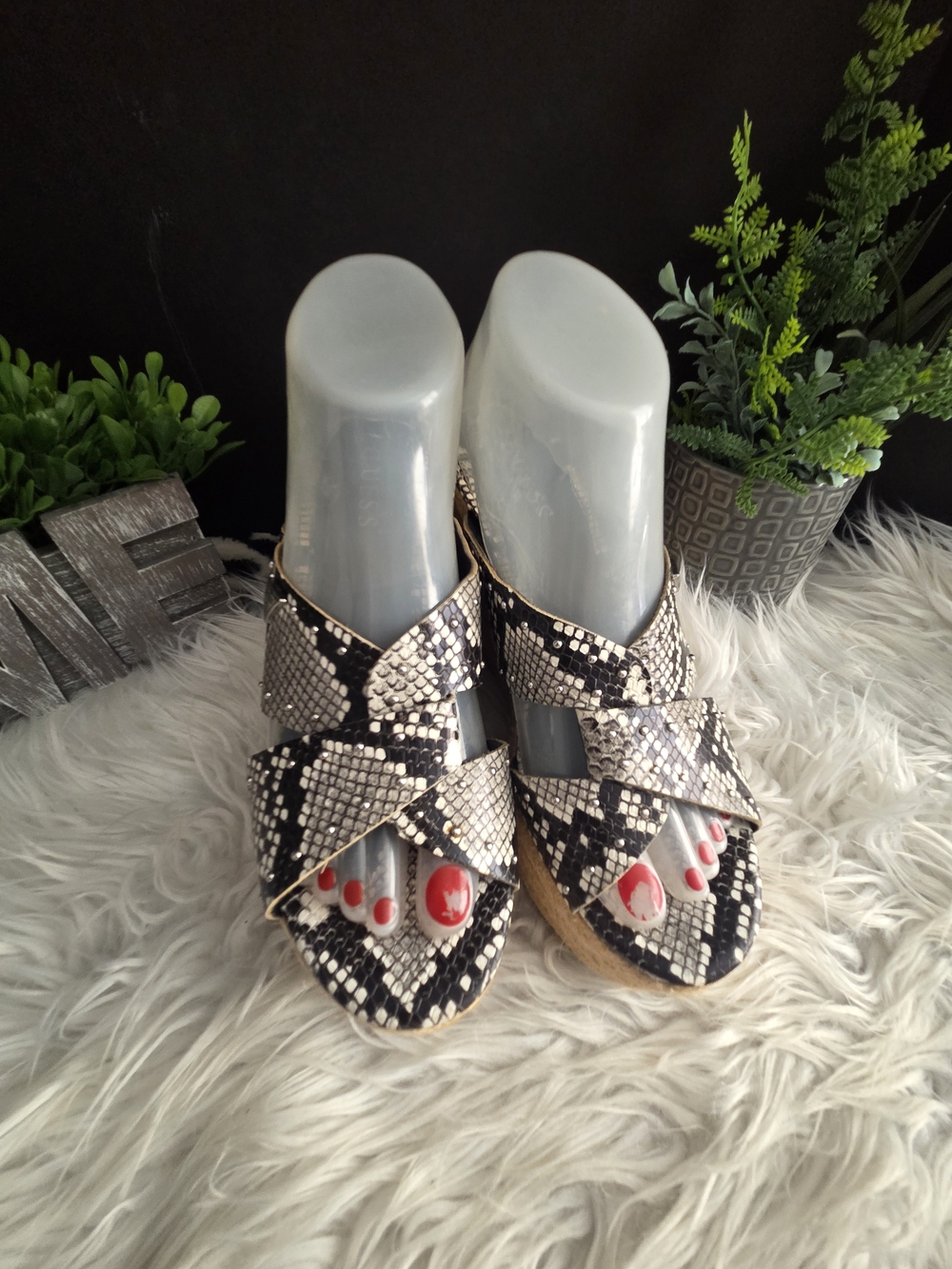 Guess L.A Snake-Print Cross Strap Slide Sandals in Black & Cream. Size 8